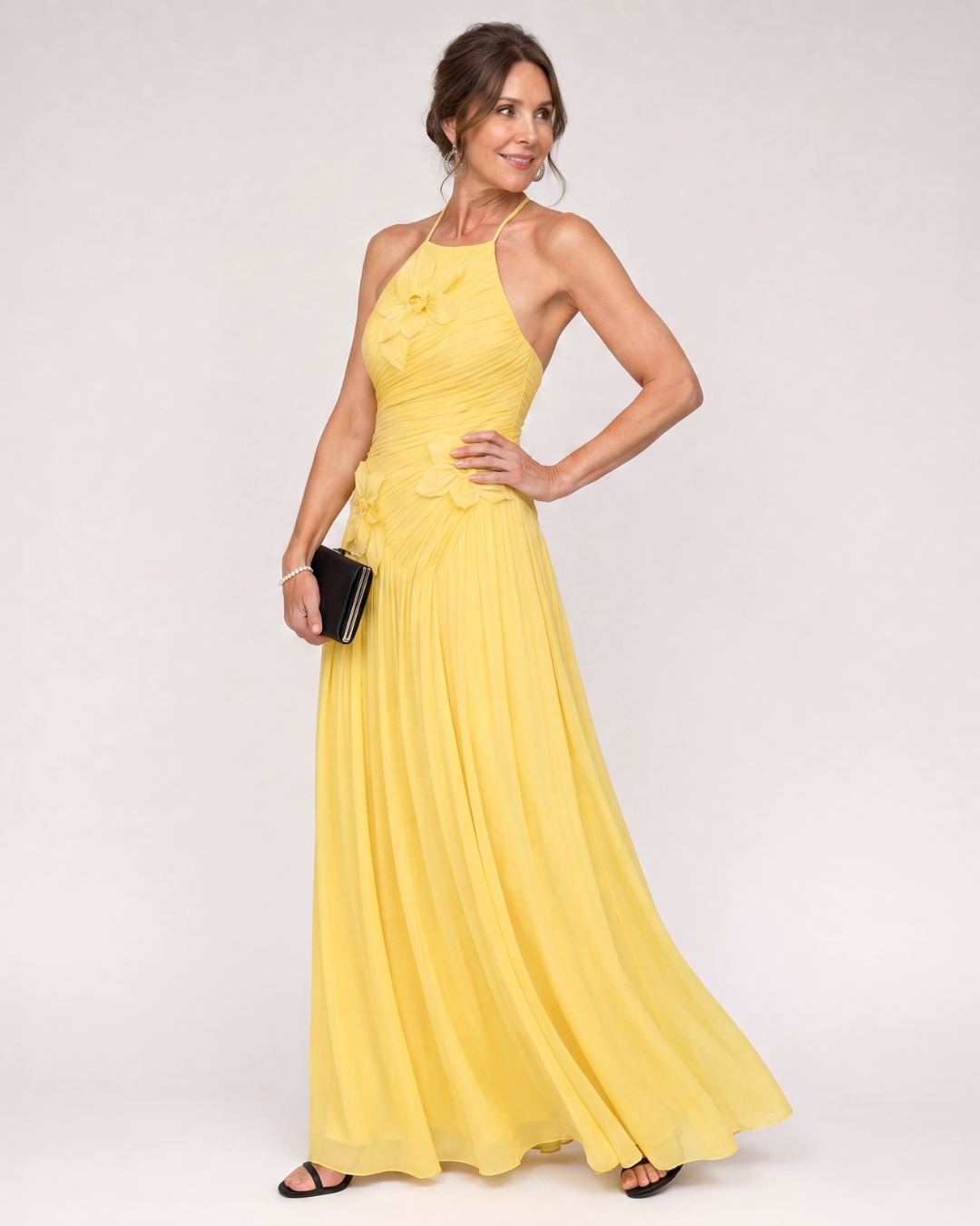 Stephene | Plisowana sukienka maxi z dekoltem halter i kwiatowym detalem - Eliza-Warszawa