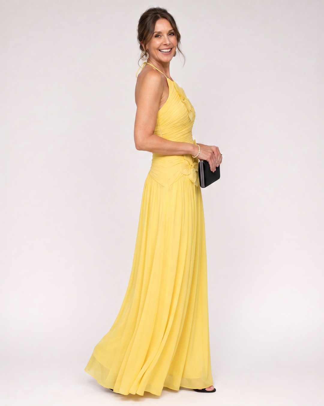 Stephene | Plisowana sukienka maxi z dekoltem halter i kwiatowym detalem - Eliza-Warszawa