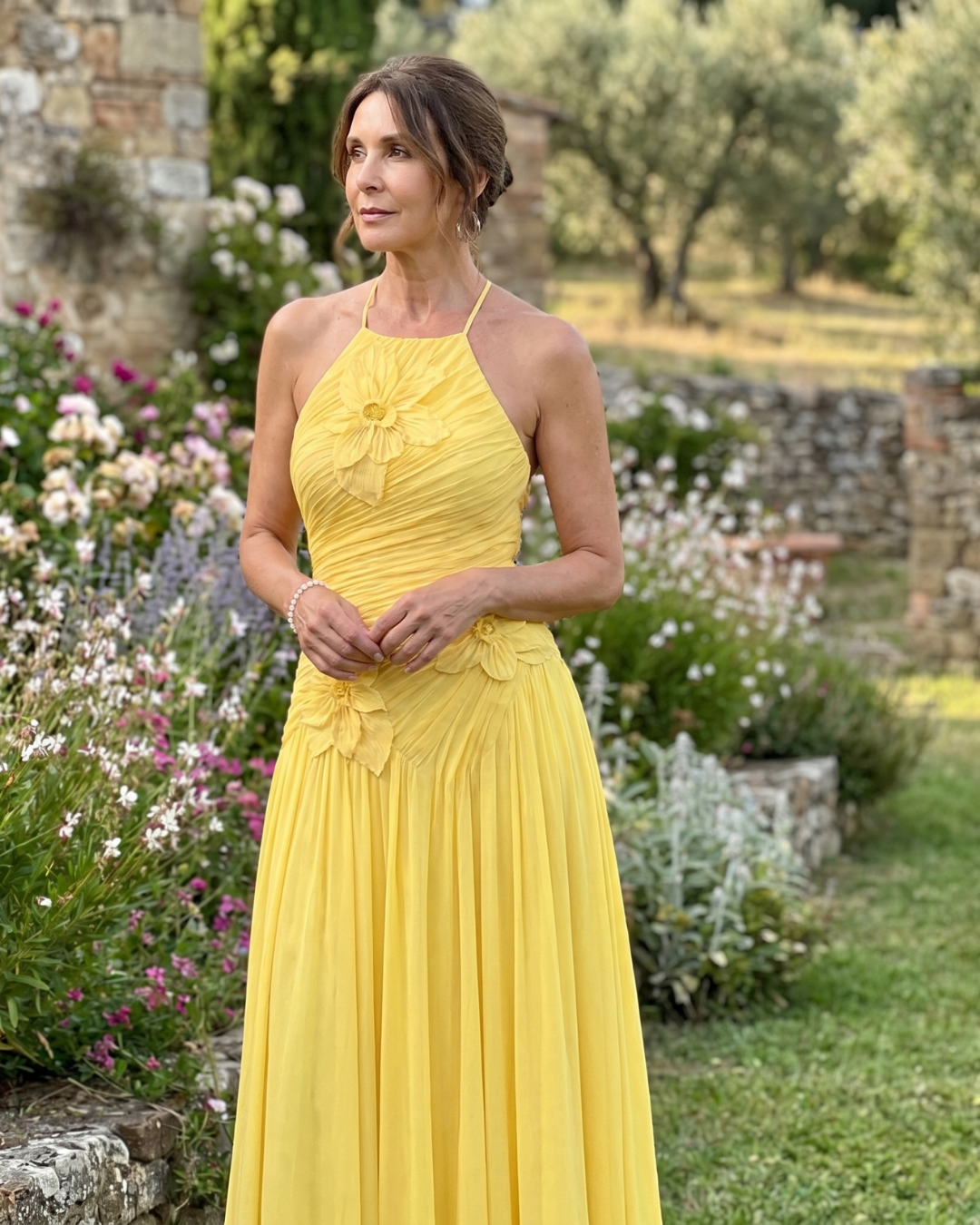 Stephene | Plisowana sukienka maxi z dekoltem halter i kwiatowym detalem - Eliza-Warszawa