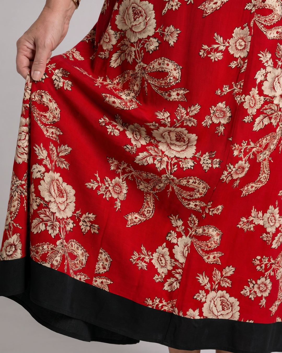 Thopal | Sukienka midi w stylu vintage z kwiatowym dekoltem w serek i luźną sylwetką